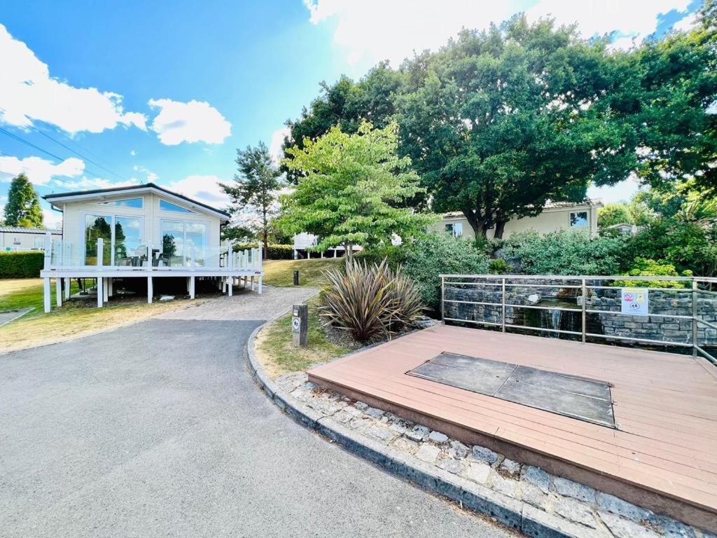 Waterfall Retreat Poole Exterior foto